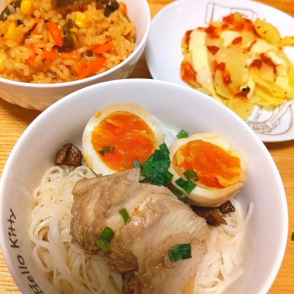 アルモンデ夕飯〜鶏チャーシューと味付け卵乗っけ中華風そうめん／チャーシューの残り汁で炊き込みご飯／ジャガイモのチーズ焼き|チョコさん