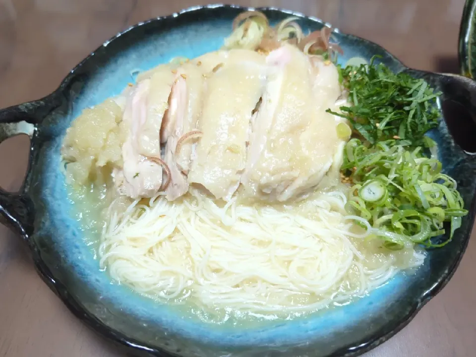 Snapdishの料理写真:玉葱ドレッシングのレンジ蒸し鶏マリネ素麺|河zooさん