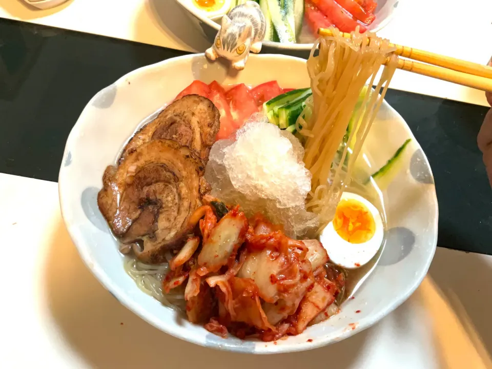 お家で作る韓国冷麺　スープをシャーベット状に凍らせてキンキンに冷たくしていただきます！自家製チャーシューを炙ってトッピング|Takeshi  Nagakiさん