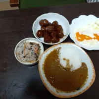 Snapdishの料理写真:今日の晩御飯はカレー、肉団子
春雨サラダ目玉焼き|稲荷キツネさん