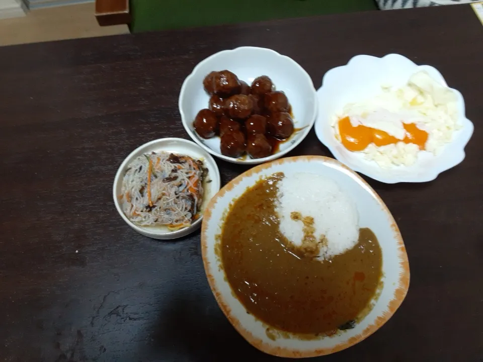 今日の晩御飯はカレー、肉団子
春雨サラダ目玉焼き|稲荷キツネさん