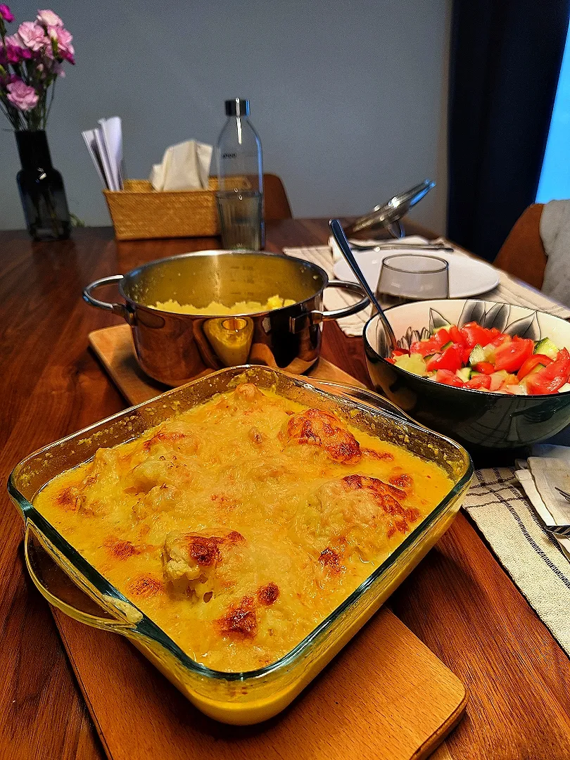 Cauliflower with cheese, mashed potatoes and shopska salad|Vera Andrianova Forwerkさん