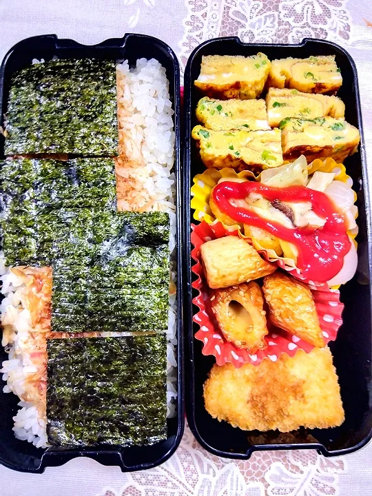 Snapdishの料理写真:子供の昼ご飯🍱
(卵焼きはめんつゆ味醂味、ネギ。
ハッシュドポテト🧅エリンギチーズ焼きは
マジックソルト、ケチャップ。
竹輪は酒甘醤油、胡麻煮た。
白身フライはレンチン、ウスターソース。)|m.rafuさん