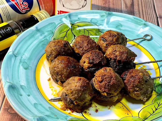Snapdishの料理・レシピ写真:マッシュルームの肉詰め串｜ころっとかわいい♡マッシュルームは好きですか？