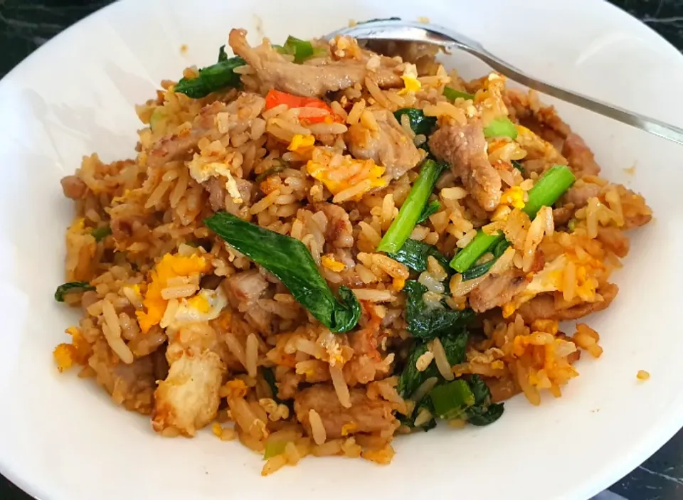 Spicy fried rice ~ overnight rice 
五花肉, garlic shallots chilli padi pepper soy sauce oyster sauce 😋|🌷lynnlicious🌷さん