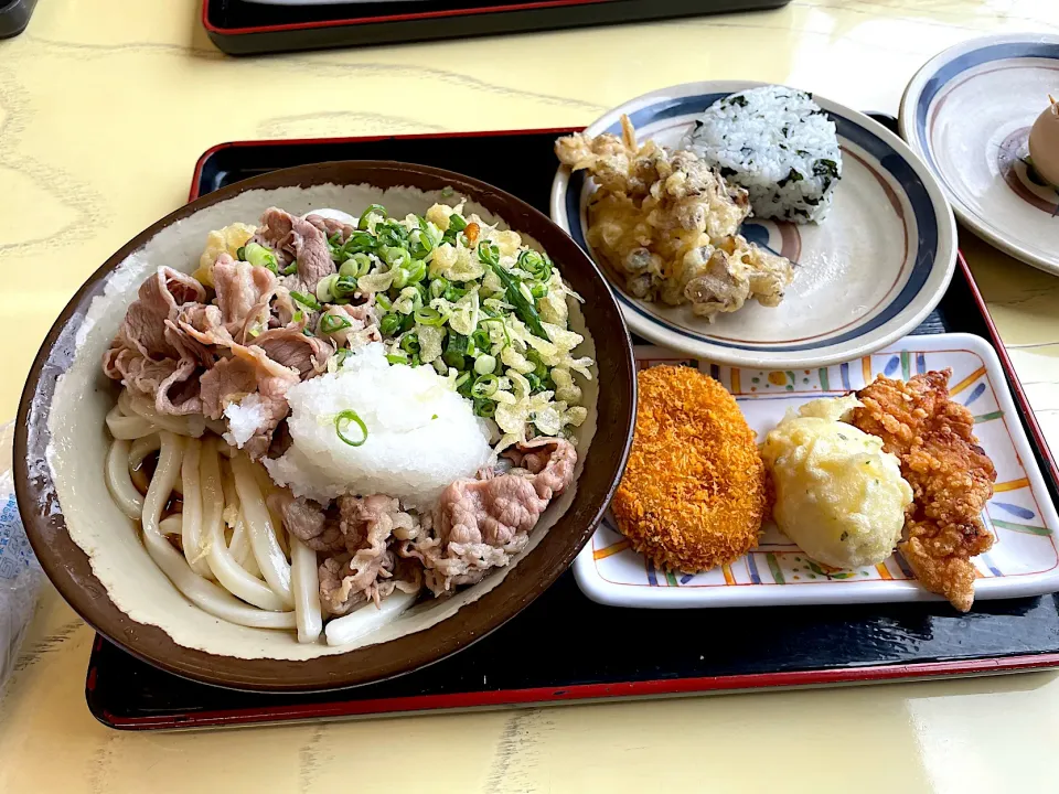 肉ぶっかけうどん大|とみさんさん