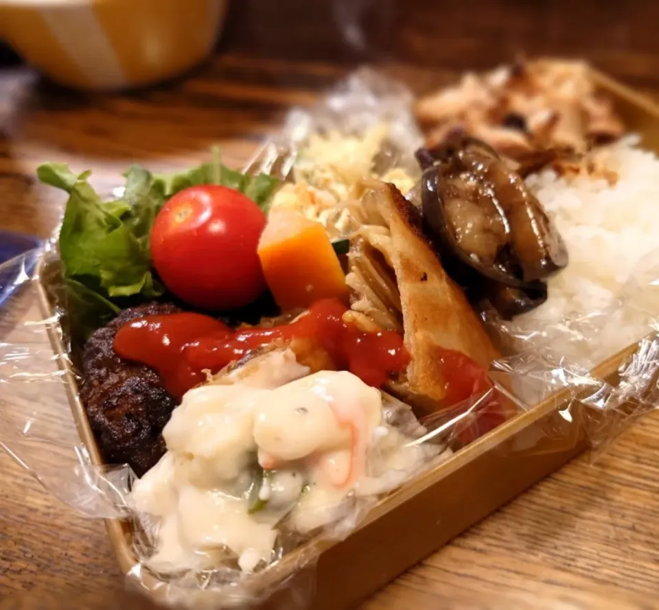 ハンバーグと春巻きとグラタン弁当(*^^*)|しーPaPaさん