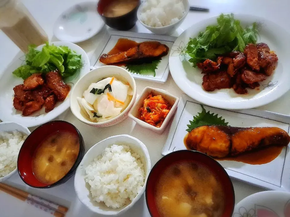 夕食(*^^*)
豚肉シャリピアンソース炒め&レタス🥬
ぶり照り
かぶの漬物
キムチ
お味噌汁(なめこ、油揚げ、豆腐)|プリン☆さん