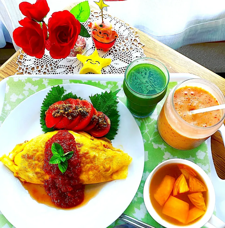 Snapdishの料理写真:トマト尽くしで夏バテ解消メニュー🍅^ - ^オムライストマトソース🍅トマト甘酒スムージー🍅冷やし味噌汁🍅三升漬け掛け|HAMI69さん