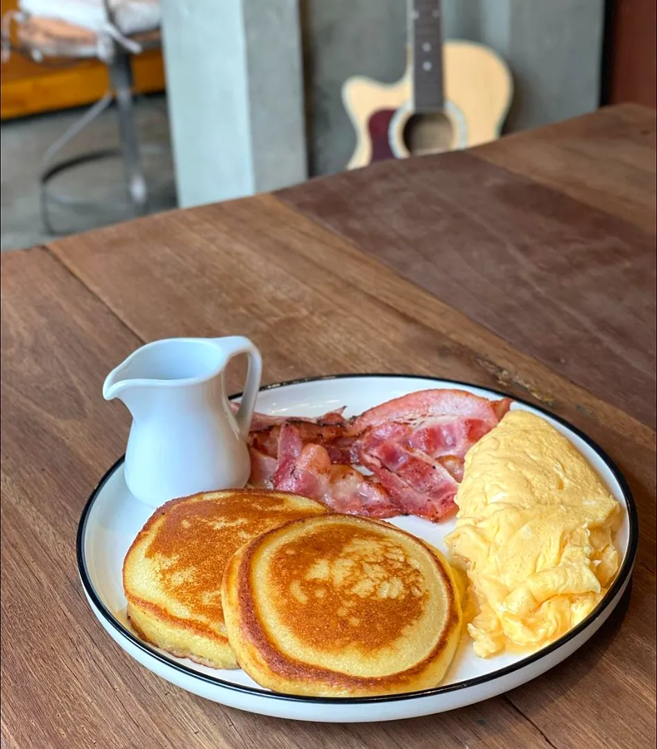 Snapdishの料理写真:Breakie Time w/ Pancakes + Scramble Eggs + Bacon 🥞🥚🥓
...
...
Mmmm... Yuuuuuummylicious!|An'leeさん