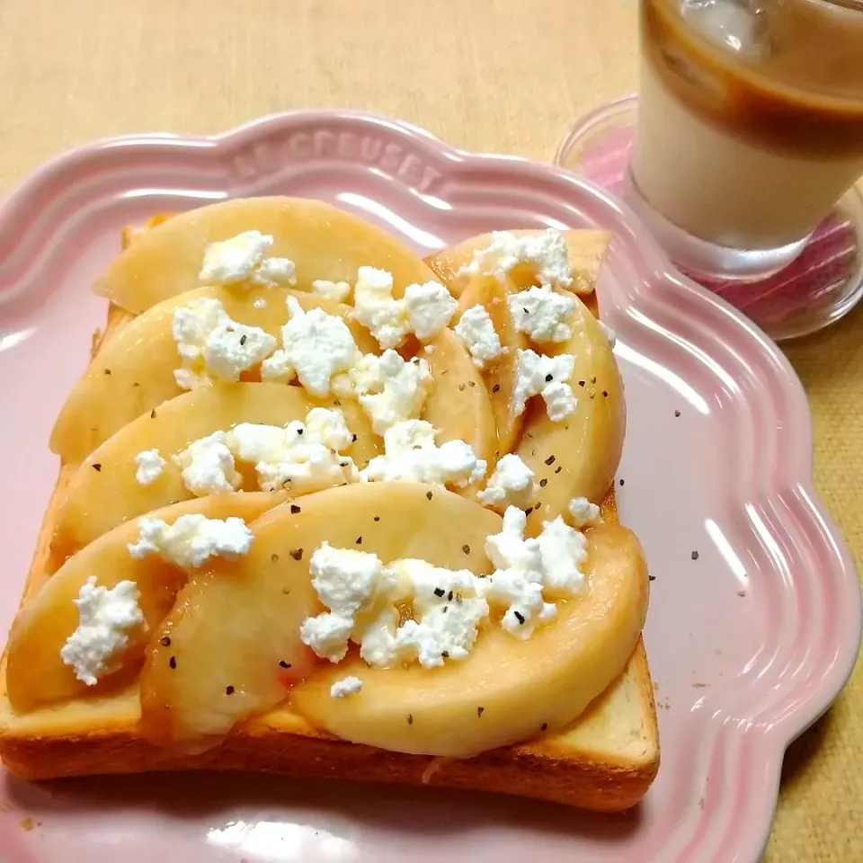 白桃とカッテージチーズと蜂蜜のオープンサンド|うたかた。さん