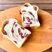 セミドライ苺と白餡のミニ食パン