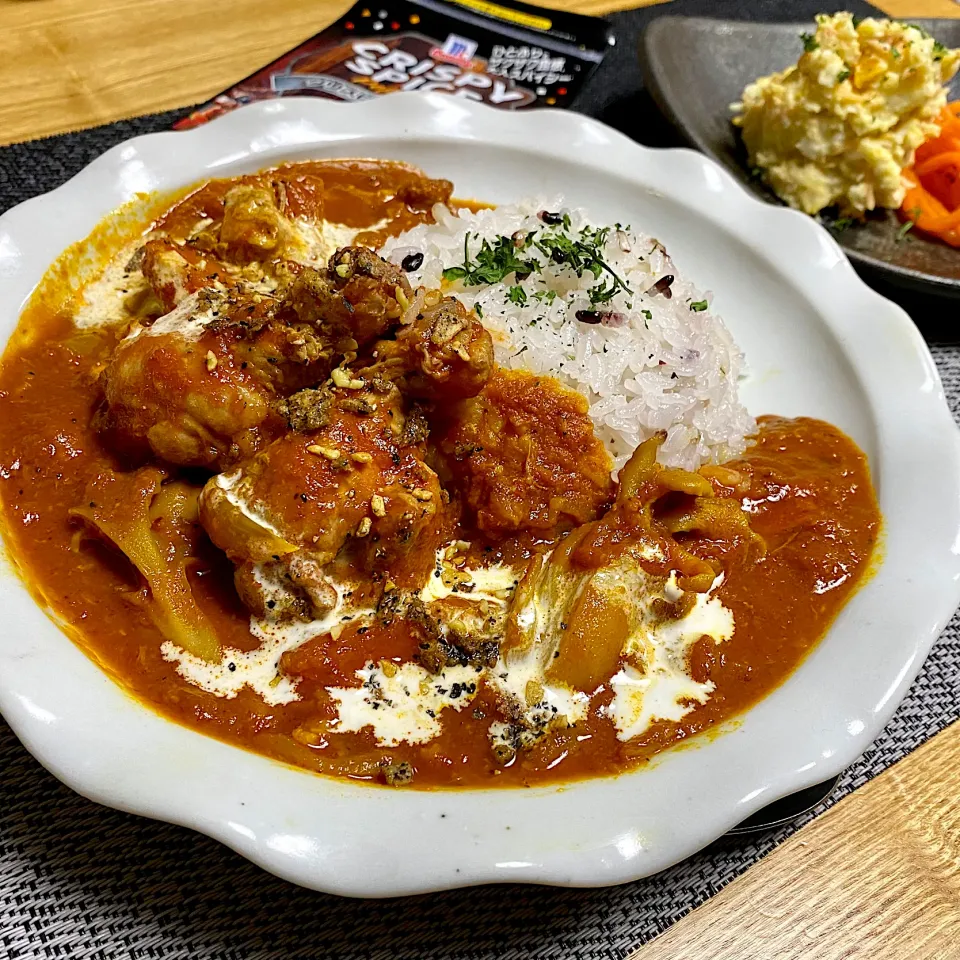 Snapdishの料理写真:鶏手羽元のカチャトーレ(鶏肉の甘酒トマト煮)からのバターチキンカレー🍛|sakurakoさん