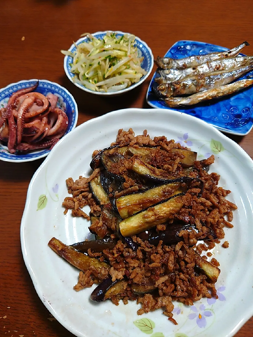 挽き肉と茄子炒め
ししゃも
イカのバター焼き
もやしの中華和え|ぱやさん