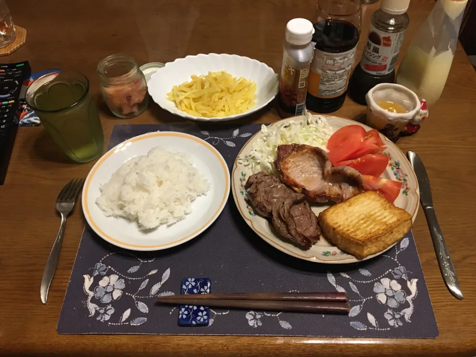 ビーフロールステーキ、ポークステーキ、豆腐ステーキ、ジャガイモソテー、サラダ(夕飯)|enarinさん