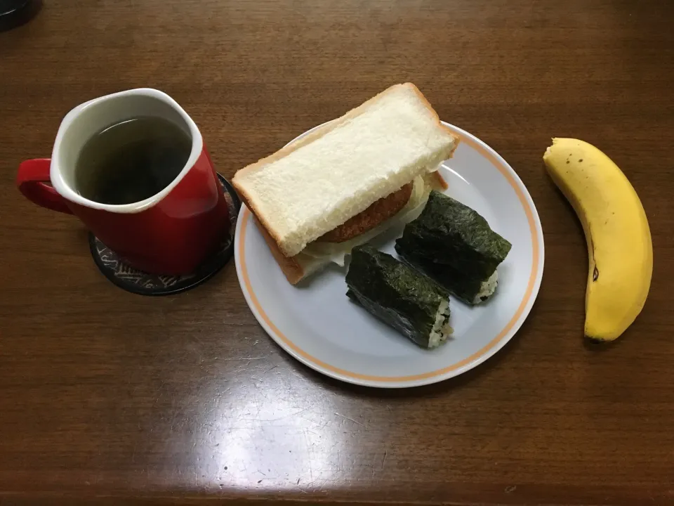 コロッケサンドイッチ、おにぎり、タマネギスープ、バナナ(昼飯)|enarinさん