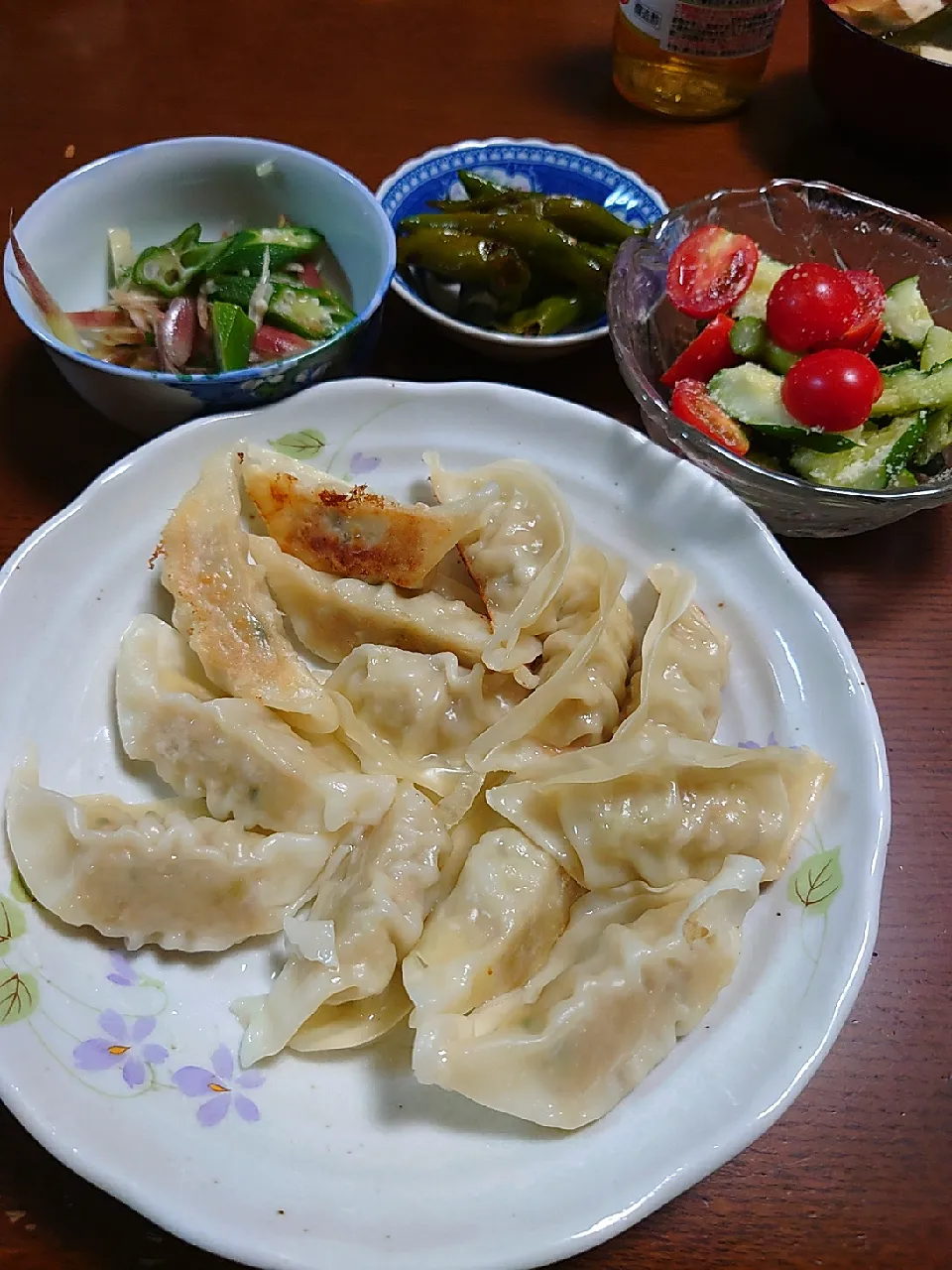 餃子
ミョウガとオクラの和え物
万願寺唐辛子の煮浸し
サラダ|ぱやさん