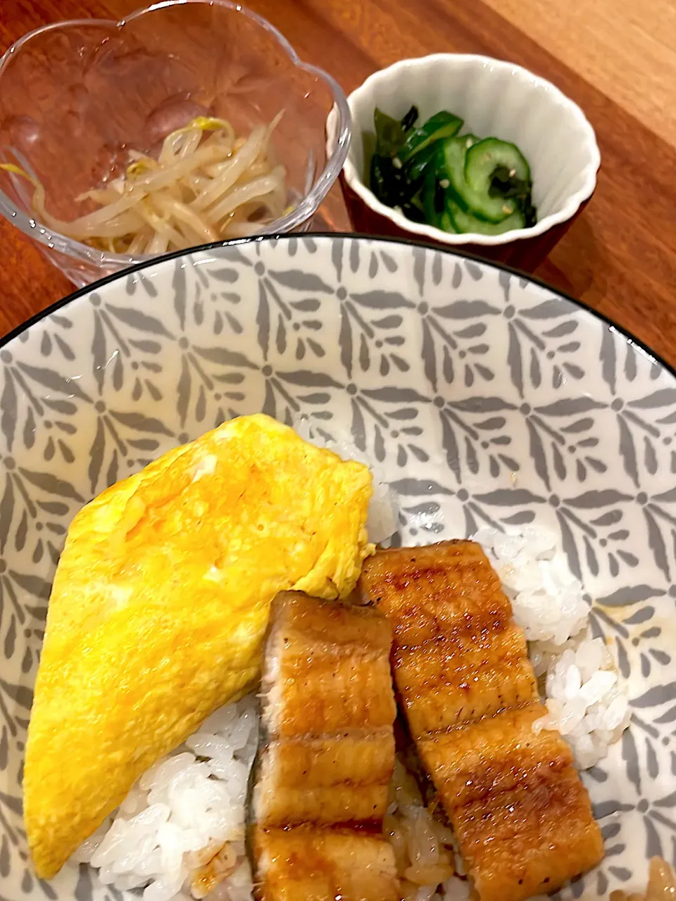 鰻丼　もやしナムル　きゅうり酢の物|とゆあさん