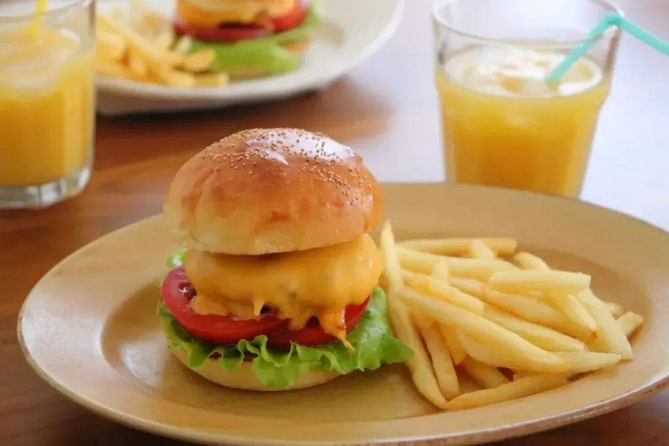 チーズバーガーセット🍔🍟🥤|きみぷさん