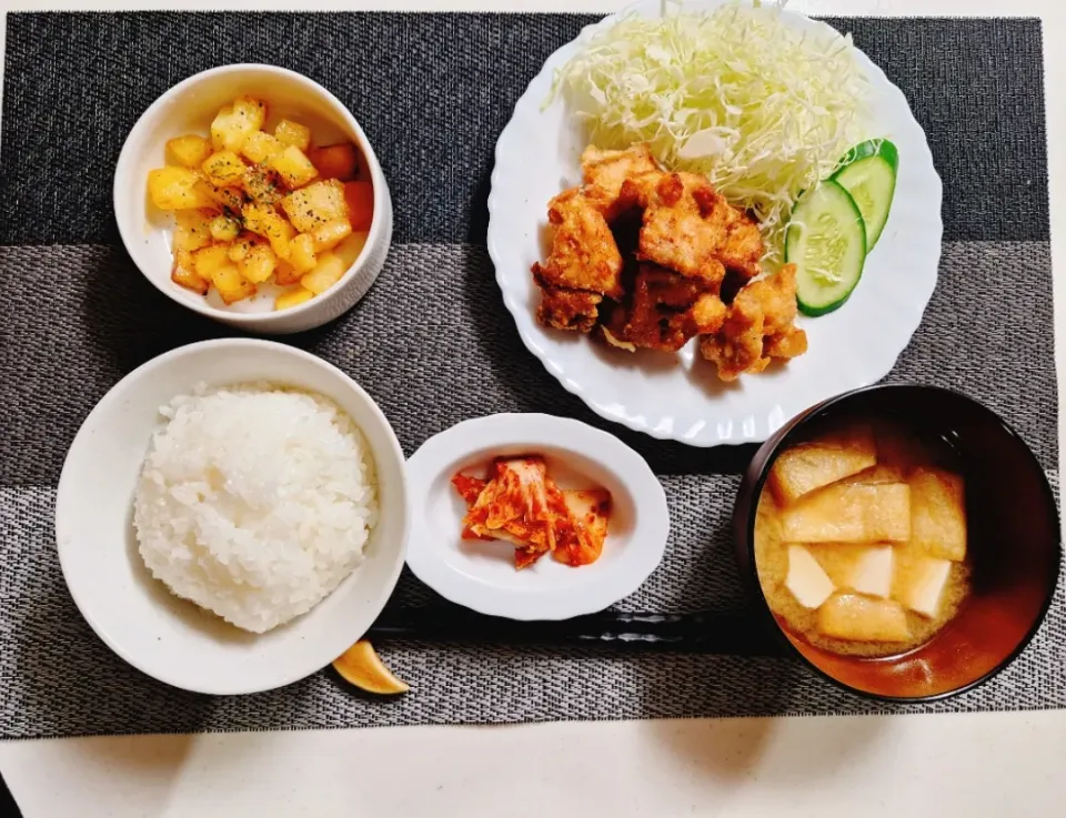 Snapdishの料理写真:唐揚げ定食|akinko67さん