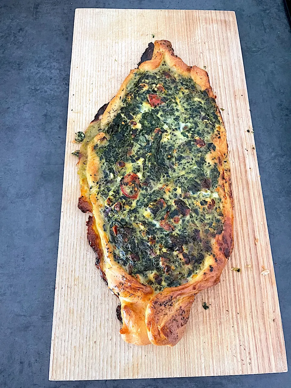 Snapdishの料理写真:Pide mit Spinat, Feta und Tomaten 🥟|Schenfaさん