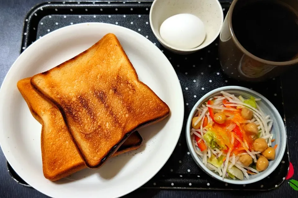 今日の朝ごはん（食パンにサラダ、ゆで卵、コーヒー）|Mars＠釜飯作り研究中さん