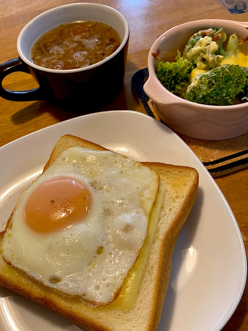 玉子とチーズトーストと、ブロッコリーのチーズ焼きと、オニオンスープ|もえさん