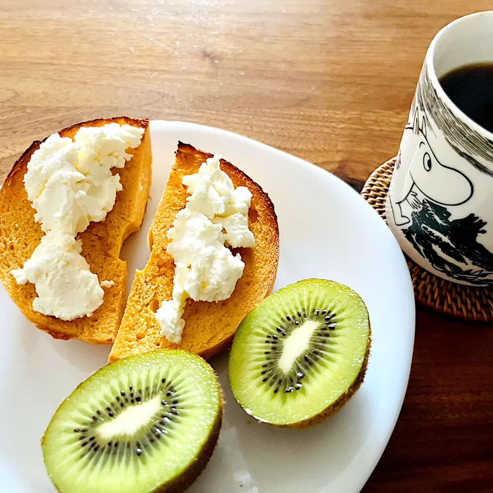 モーニングプレート　チェダーチーズ&トマトのベーグル🧀🍅Cheddar Cheese & Tomato Bagel|アッコちゃん✨さん