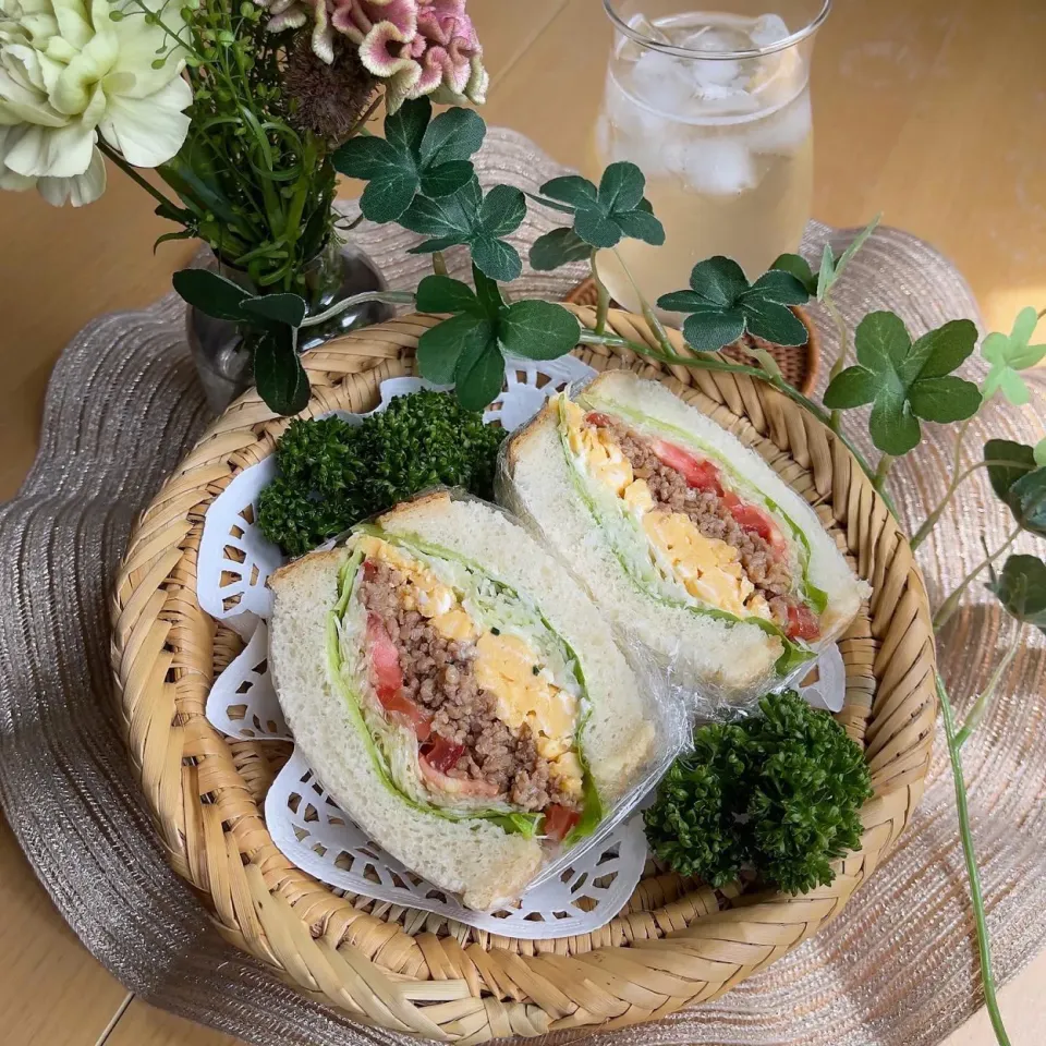 Snapdishの料理写真:8/28❤︎鶏たまそぼろサンド🌱
お弁当の残り物で…✨|Makinsさん