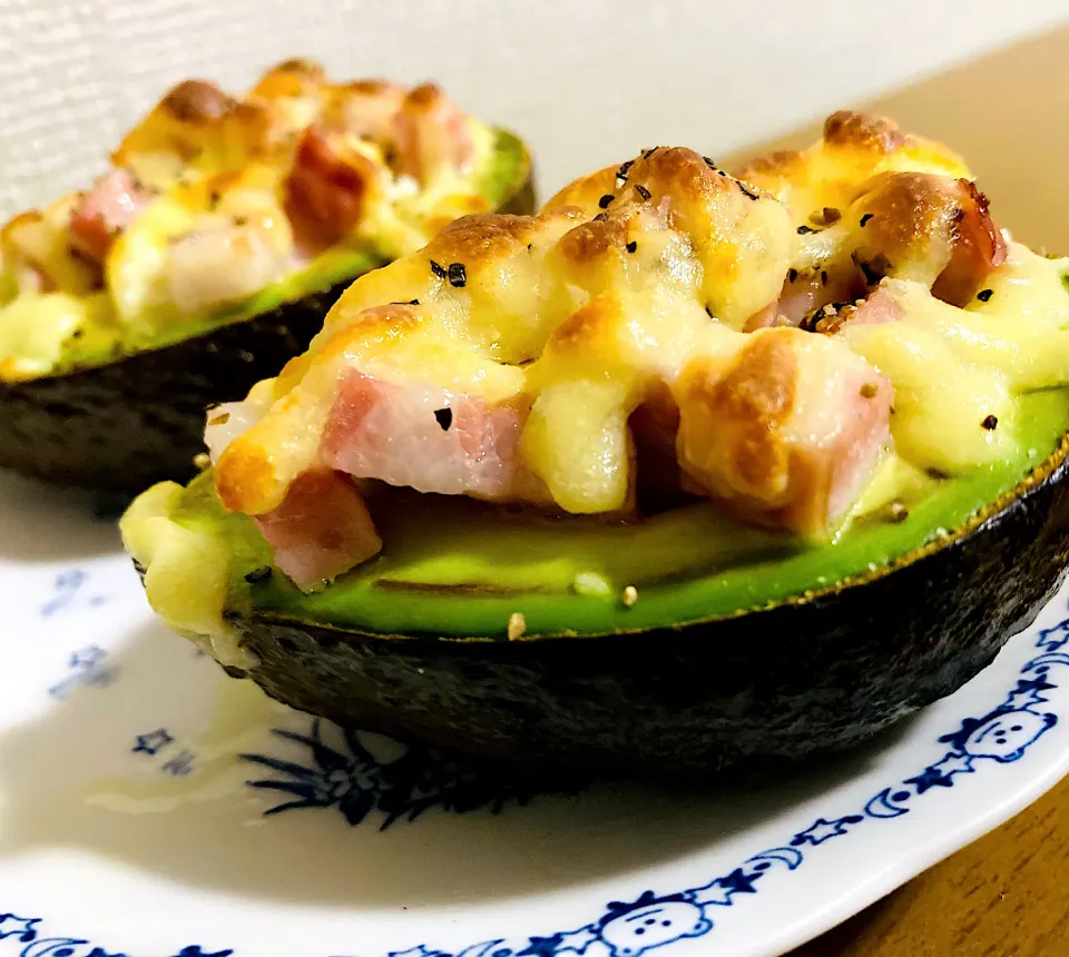 チーズ好きにゎたまらん!!焼きアボカドチーズ焼き🥑|makiയꕤさん