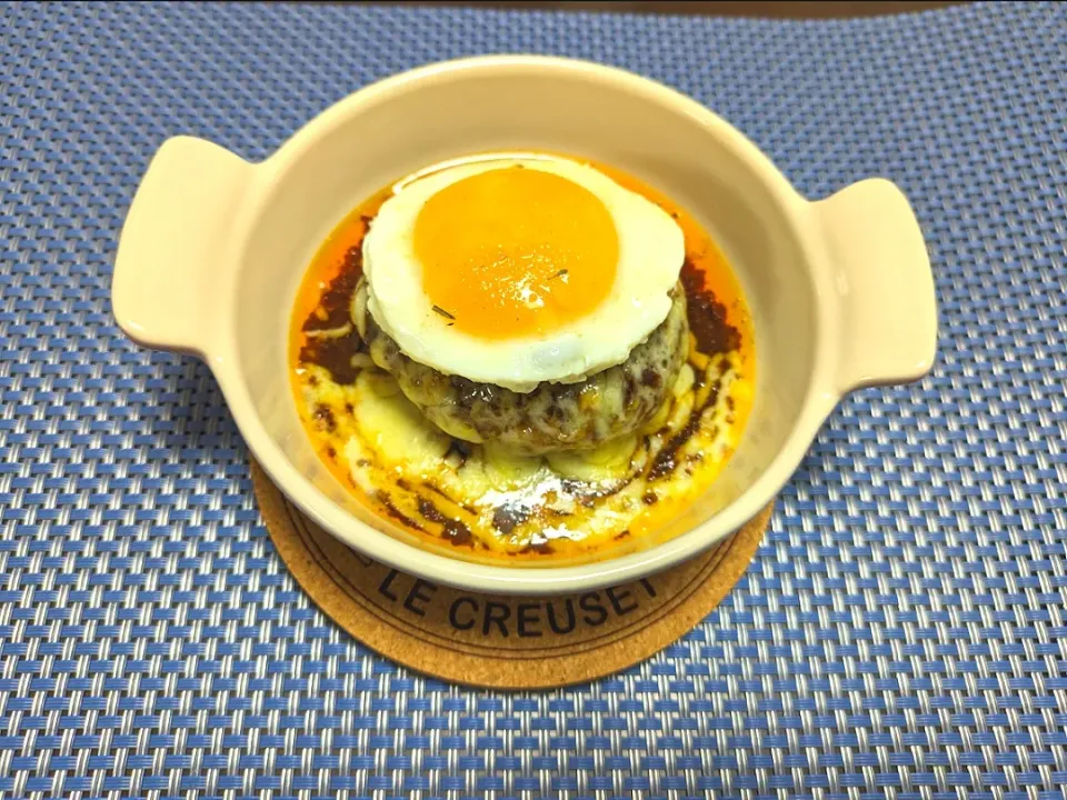 🍳チーズ煮込みハンバーグ　目玉焼きのせ🍳|foodanalystＭＩＫＩさん