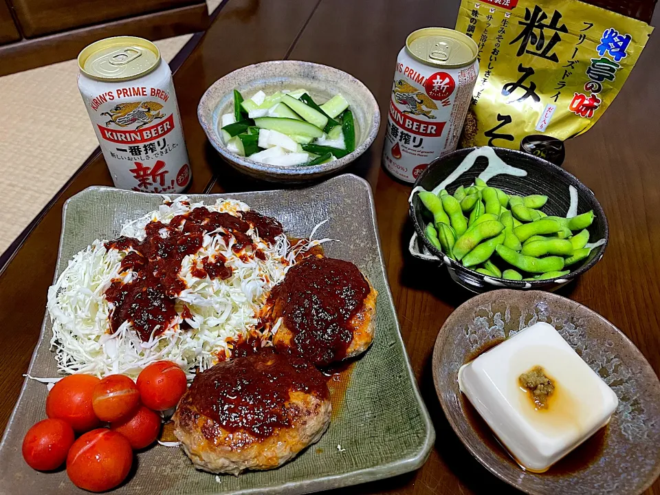 Snapdishの料理写真:2023.8.27 ハンバーグ🍻🍻🍻|ゆみずさん