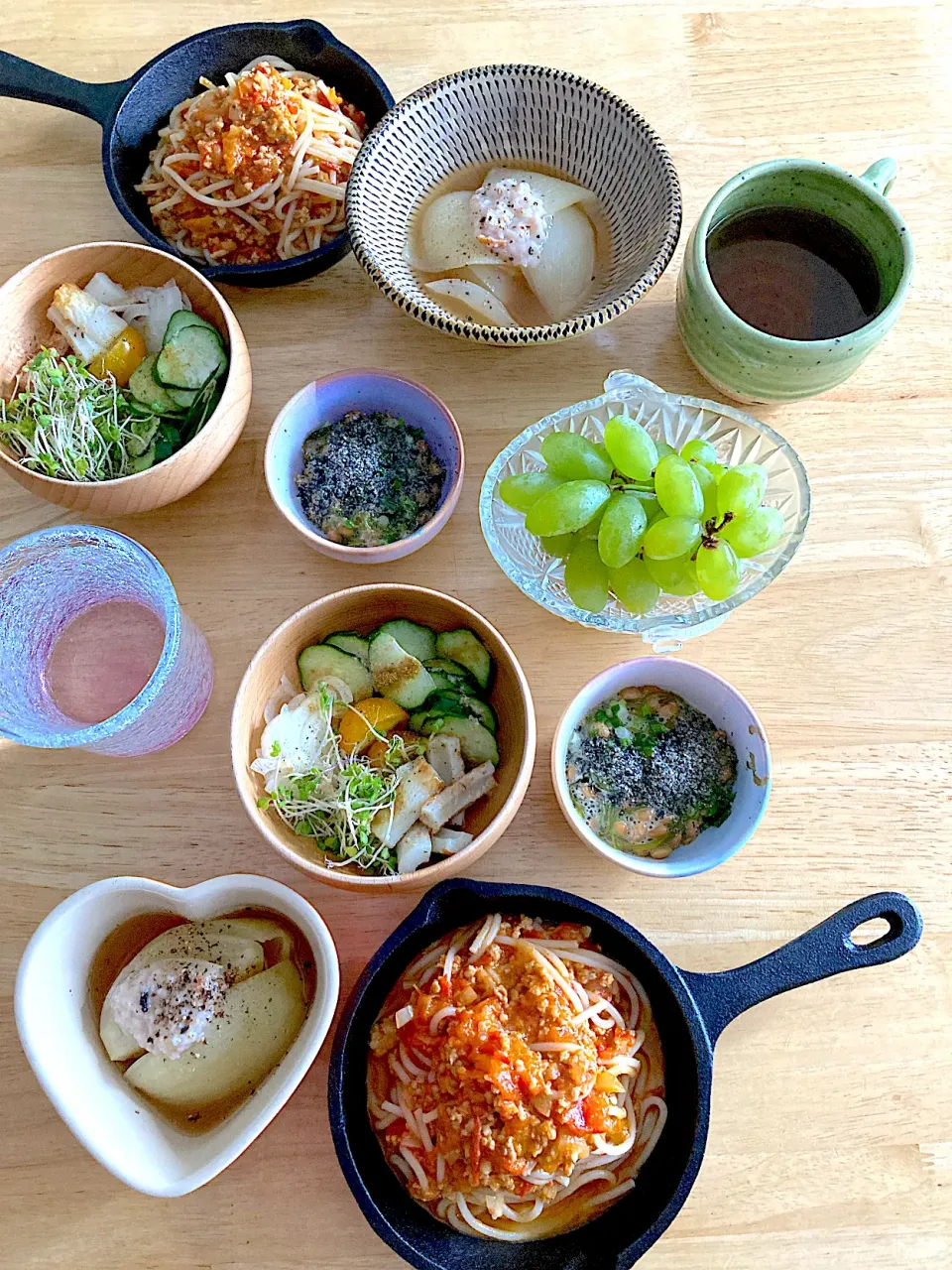 ミートソーススパゲッティ🍝、玉ねぎのスープ、ちくわのサラダ、メカブ納豆、シャインマスカット、ルイボスティー|さくたえさん