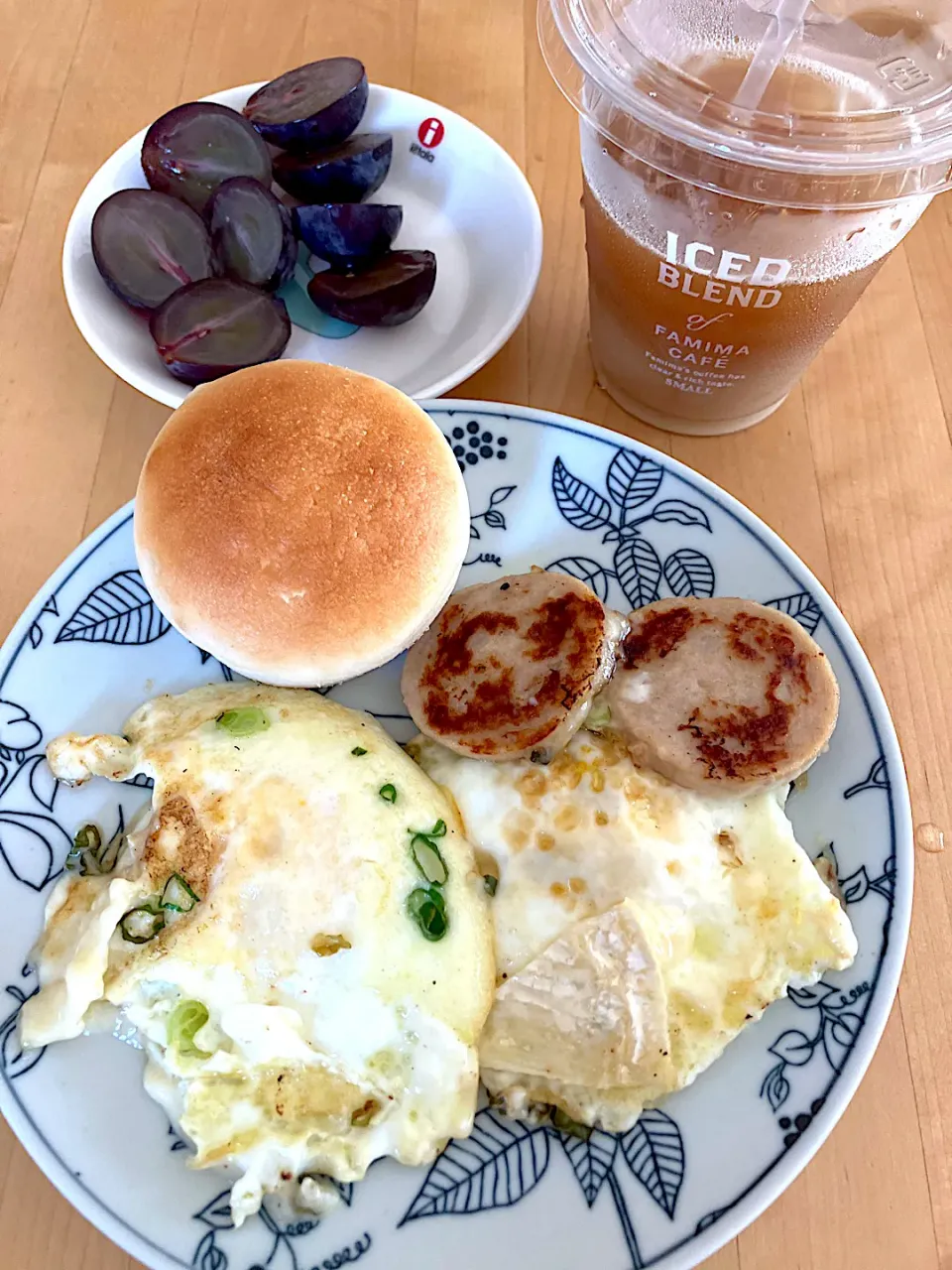 切っただけ、焼いただけの朝ごはん。九条ネギとカマンベールの目玉焼き|きょうさん