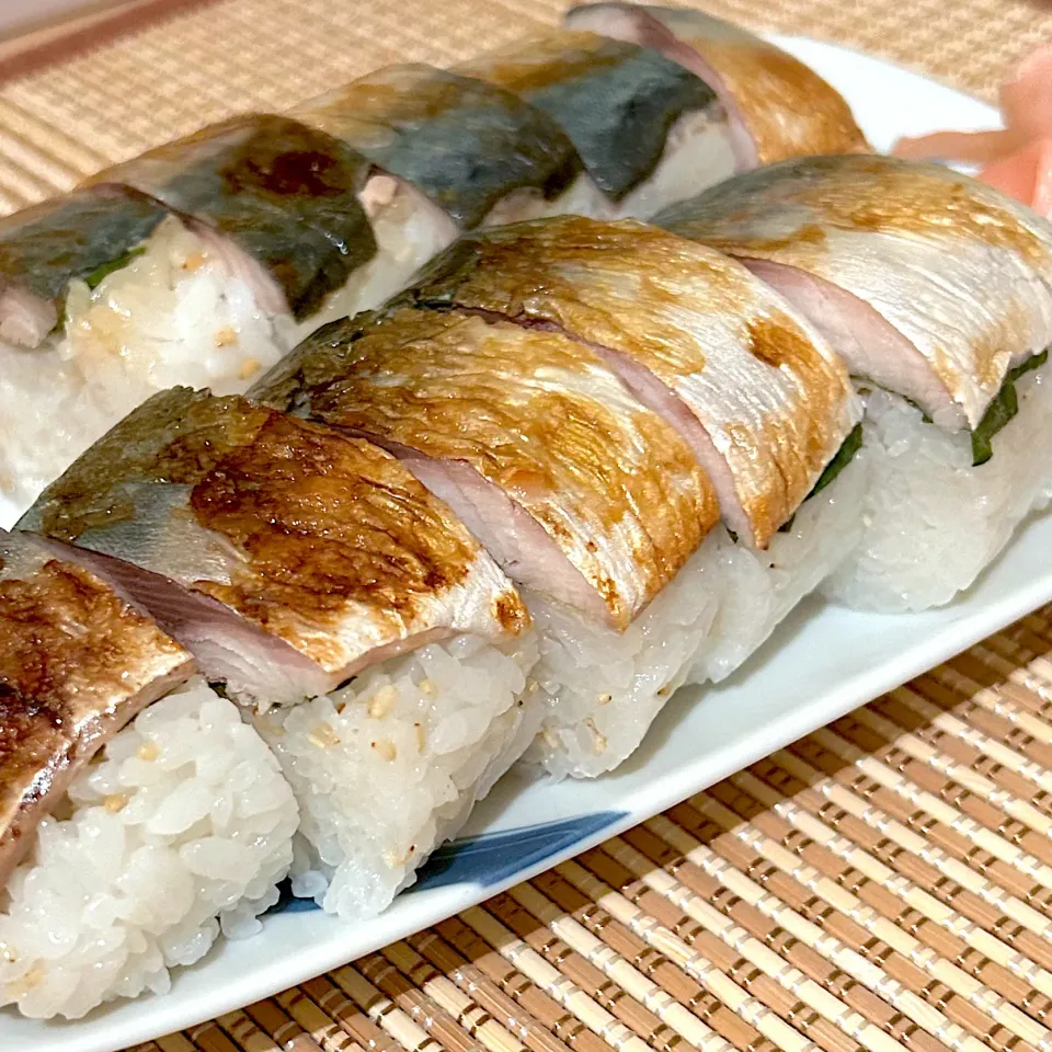 Snapdishの料理写真:焼き鯖寿司カットしました|だまさん