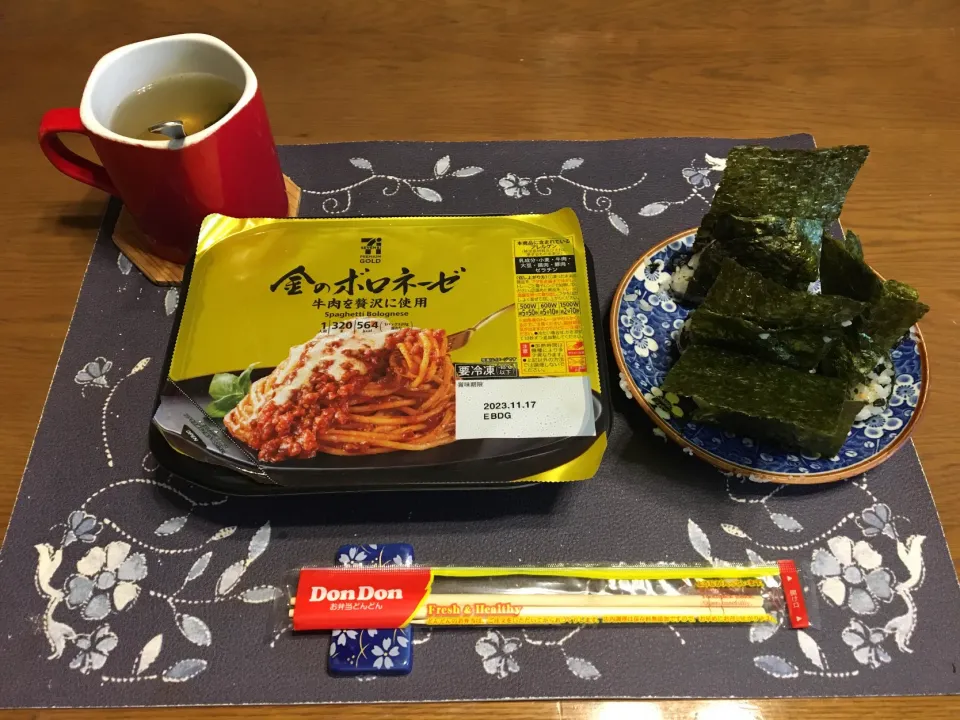 Snapdishの料理写真:セブンプレミアムゴールドの金のボロネーゼ、おにぎり、タマネギスープ(昼飯)|enarinさん