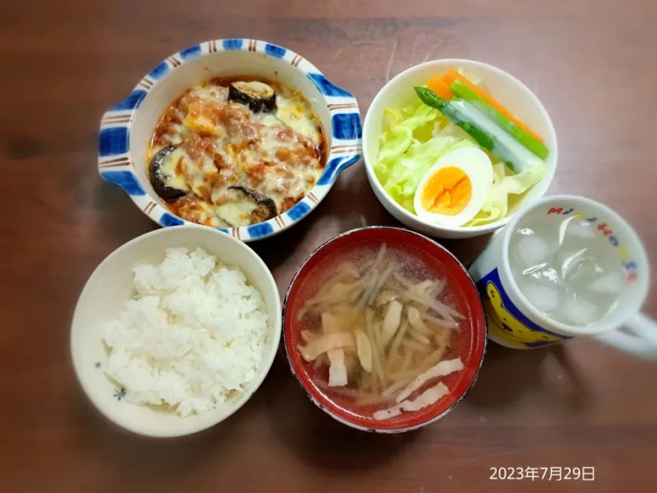 Snapdishの料理写真:2023年7月29日の晩ご飯
茄子のグラタン
野菜サラダ
ベーコンときのこのコンソメスープ
焼酎水割り|ソラ♂のご飯さん