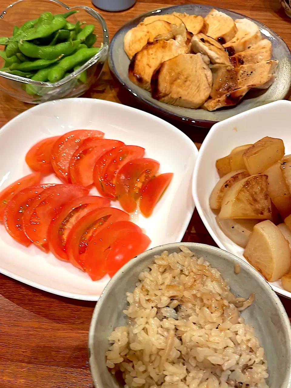 Snapdishの料理写真:炊き込みご飯　鶏ハム　大根ステーキ　枝豆　ハチミツトマト|とゆあさん