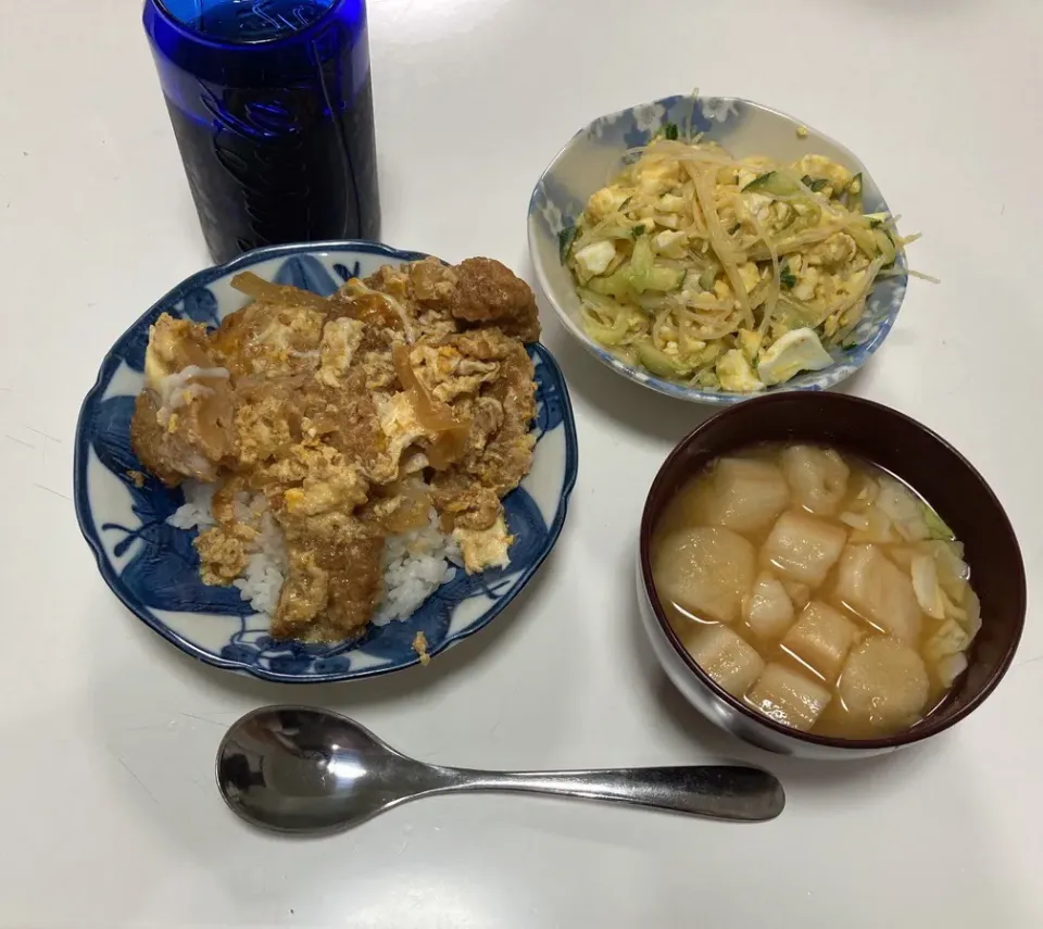 Snapdishの料理写真:晩御飯☆カツ丼☆春雨中華サラダ☆みそ汁（キャベツ・麩）|Saharaさん