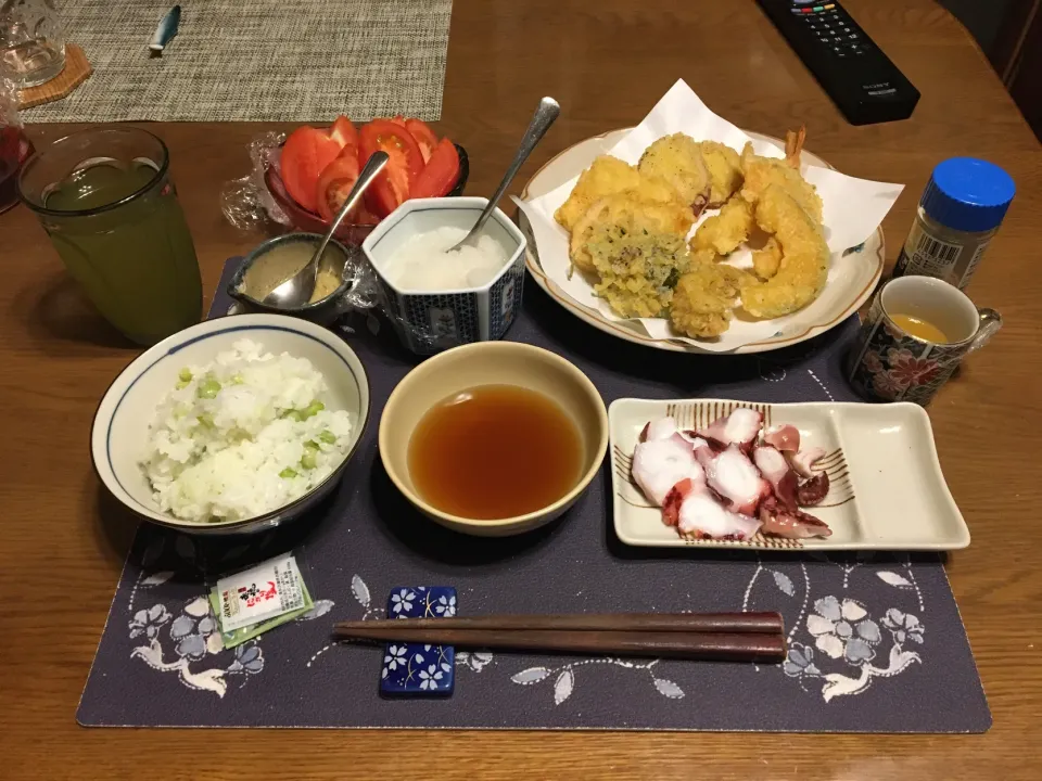 宮野食品のしお豆を使った豆ご飯、天ぷら盛り合わせ、タコ刺身、トマト(夕飯)|enarinさん