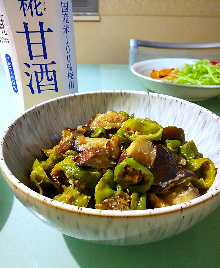 甘酒＆味噌だけ。甘唐辛子と茄子の味噌炒め😁|かずにゃさん