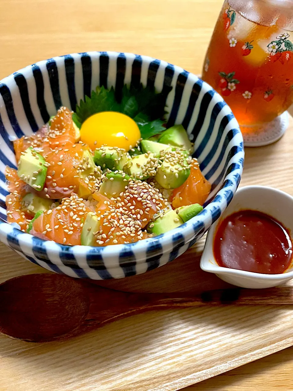 Snapdishの料理写真:今日の夜ごはん~ポキ風サーモンアボカド丼~|ゆかｕさん