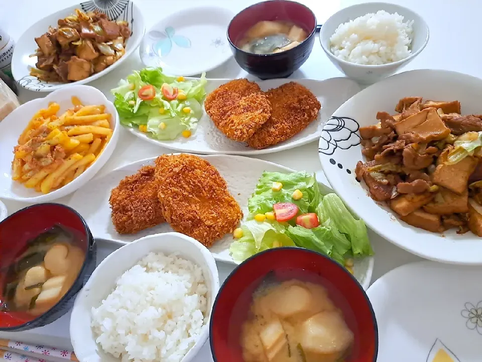 夕食(*^^*)
カジキのフライ&サラダ🥗
豚肉と厚揚げとキャベツの甜麺醤炒め
じゃがいもとタラコチーズバター炒め
お味噌汁(お麩、ワカメ)|プリン☆さん