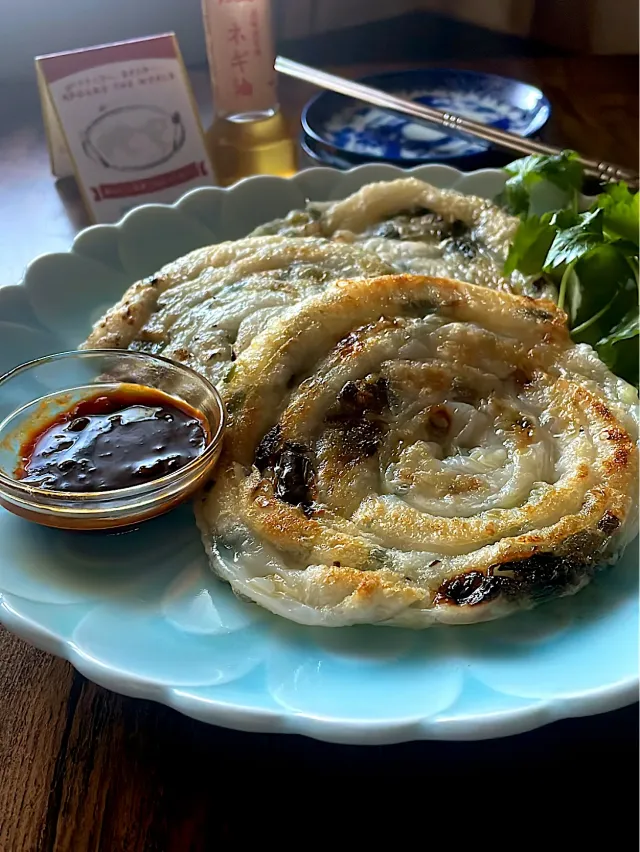 Snapdishの料理・レシピ写真:にゃんぺこさんの料理 🇹🇼台湾飯🌮葱油餅(ツォンヨゥピン)🇹🇼〜ライスペーパーversion｜今どきのライスペーパー料理８選♪
