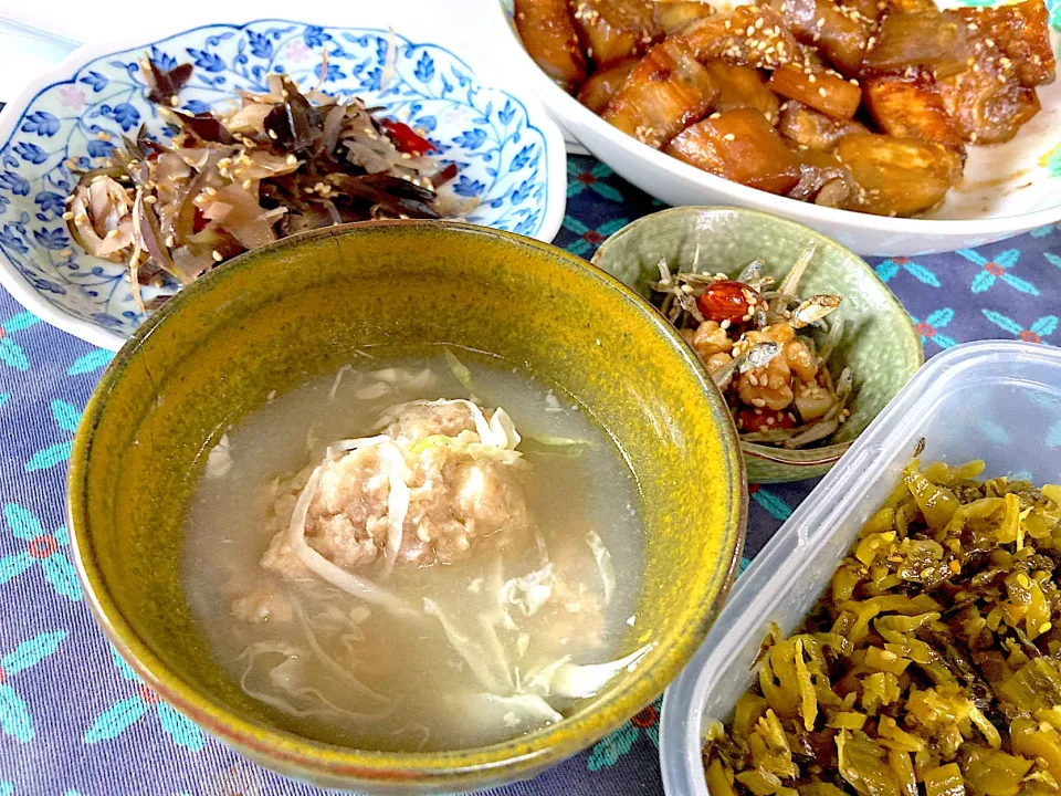 白茄子のニンニク醬油炒め🧡茄子の皮きんぴら🧡ナッツ入り田作り🧡鶏団子とキャベツのスープ🧡辛子高菜|さくたえさん