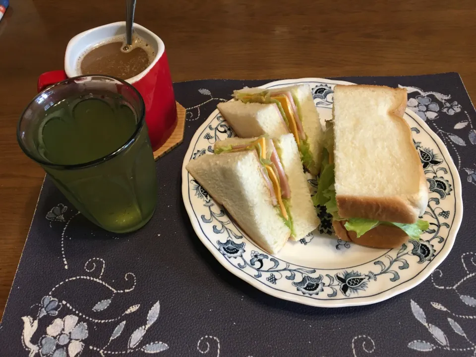 サンドイッチ、ホットコーヒー、冷茶(朝ご飯)|enarinさん