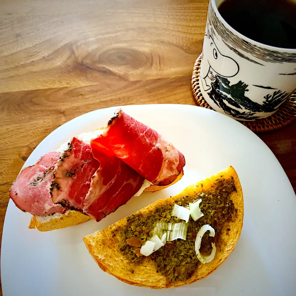 Snapdishの料理写真:モーニングプレート　チェダーチーズ&トマトのベーグル🧀🍅Cheddar Cheese & Tomato Bagel|アッコちゃん✨さん