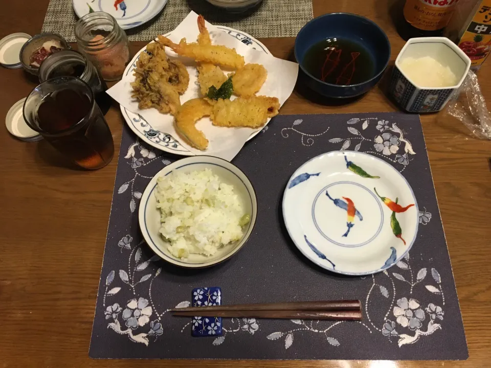 Snapdishの料理写真:豆ご飯、天ぷら盛り合わせ、漬けタコ刺身、岩海苔(昼飯)|enarinさん