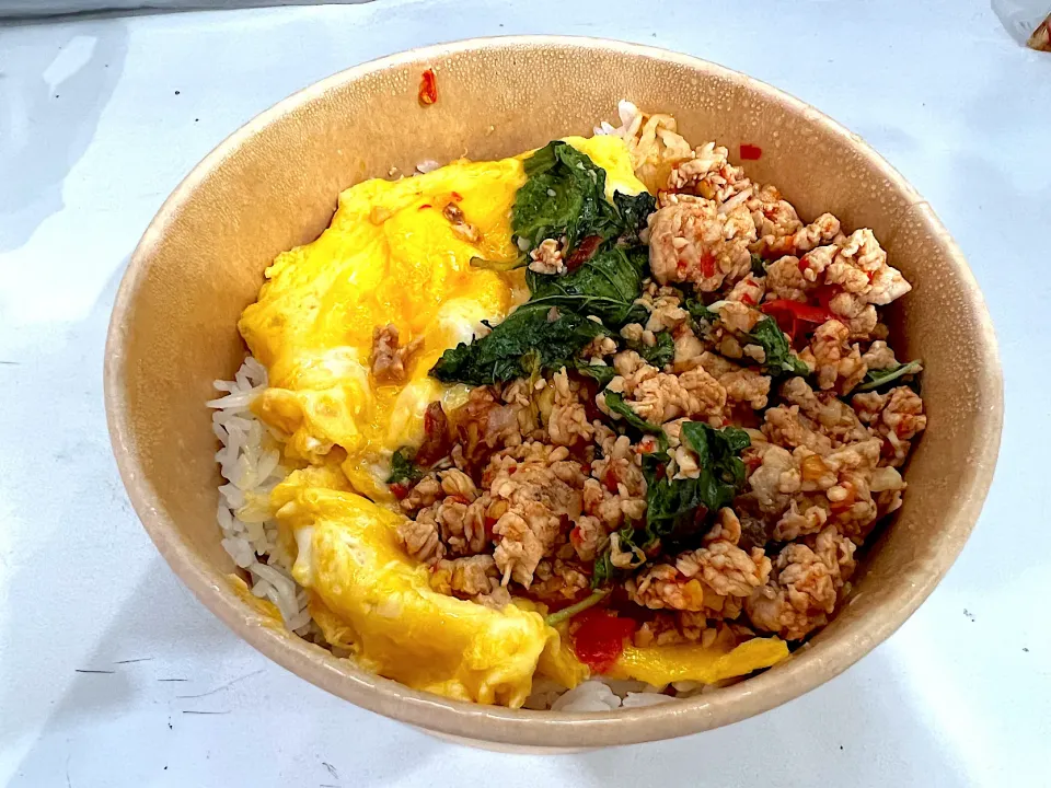 Snapdishの料理写真:Stir-fried Pork and Omelet with Chilli and Holy Basil |Quantumさん