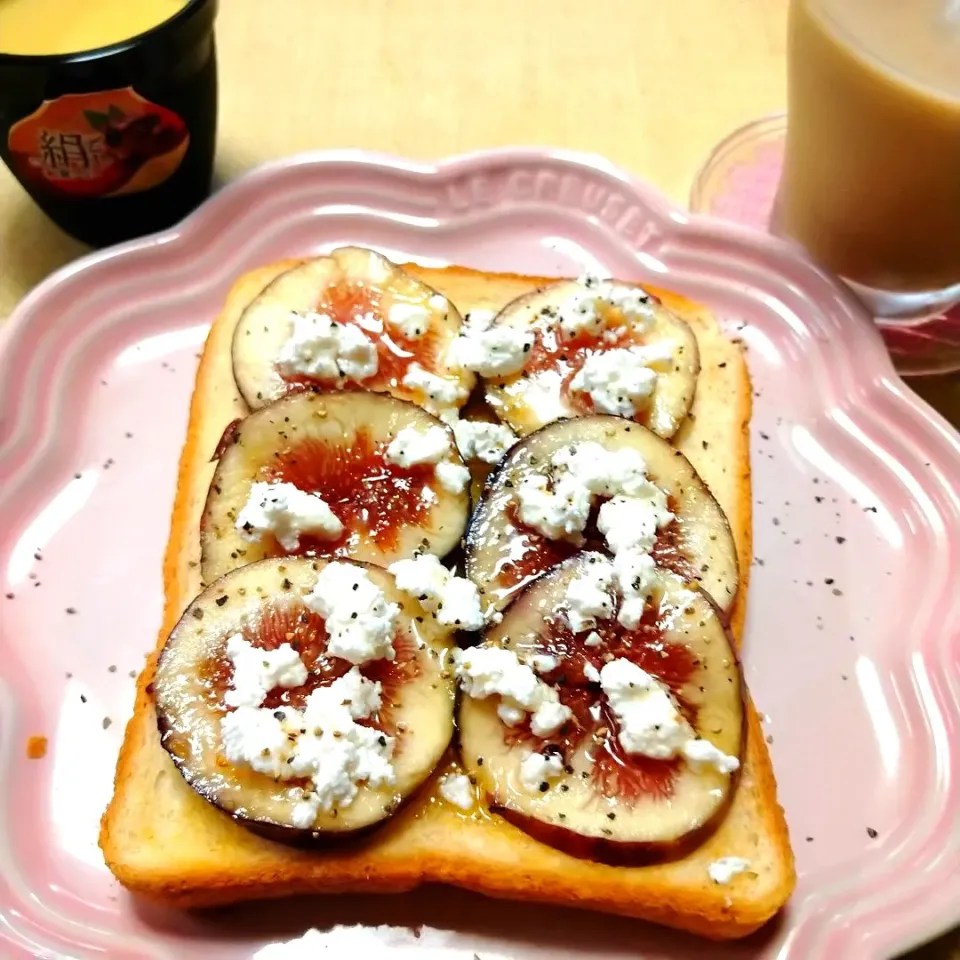 いちじくカッテージチーズはちみつ黒胡椒のオープンサンド|うたかた。さん